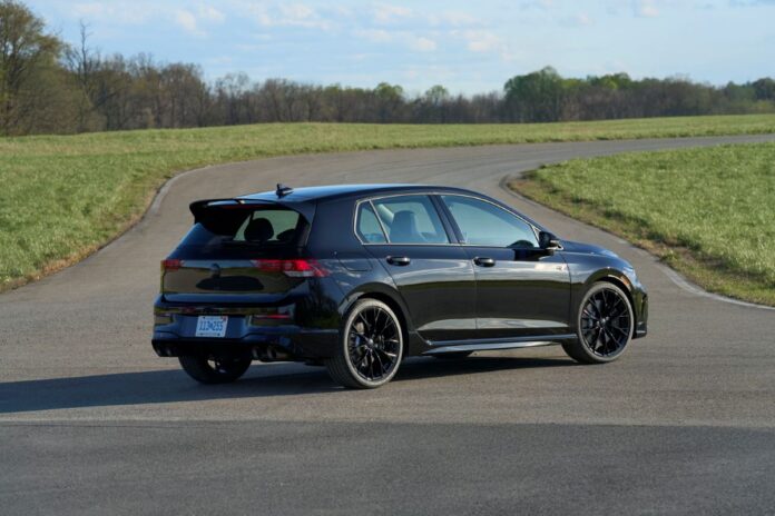 Small-19012-2025-golf-r-black-edition-mythos-black-metallic-28.jpg